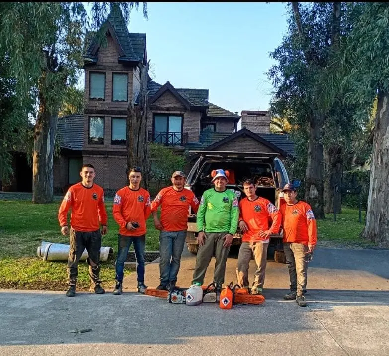 El equipo de Manserpark con sus herramientas de trabajo